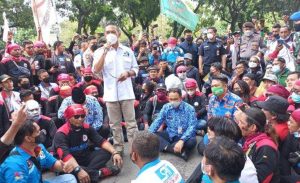 Hari Terakhir di Balai Kota, Gubernur Anies Temui Massa Demonstran