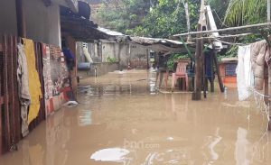 Hujan Deras Guyur di Jaksel, Ruas Jalan di Kemang Tergenang Banjir 20-50 Cm
