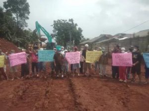 Warga Puspiptek Tangsel Protes Proyek Jalan Lingkar Luar