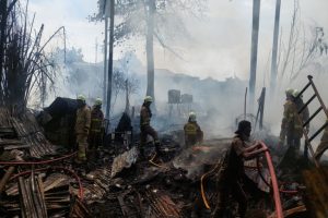 Kebakaran Hebat Melanda Rumah Warga di Dekat RS Medika Permata Hijau