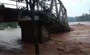 Jembatan Ciamanyak di Lebak Rusak akibat Disapu Banjir Bandang