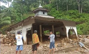 Delapan Rumah Warga Mamuju Hanyut karena Banjir