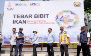 Tabur Bibit Ikan di Danau Archipelago TMII, Brantas Abipraya Dukung Kesiapan Jelang G20