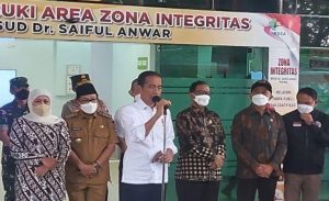 Jokowi Jenguk Korban Tragedi Kanjuruhan di RSSA Malang