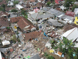 Masyarakat Cianjur Pilih Tidur Didekat Reruntuhan Rumah Takut Ada Maling