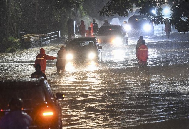 Hujan Deras Mengakibatkan 4 RT di Jakarta Banjir