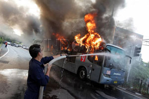 Terdengar Ledakan saat Mesin Bus Transjakarta Alami Kebakaran