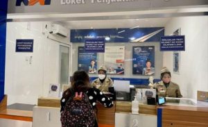 PT KAI Layani Penumpang Pakai Kostum Pejuang