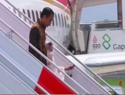 Saat Turuni Anak Tangga Pesawat, Ibu Negara Iriana Jokowi Terpeleset