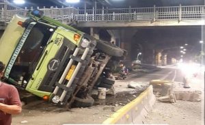 Truk Kontainer Terguling di Jalur TransJakarta Cempaka Putih