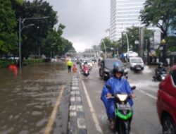 Hujan Deras, Jakarta Terendam Banjir Setinggi 90 Sentimeter