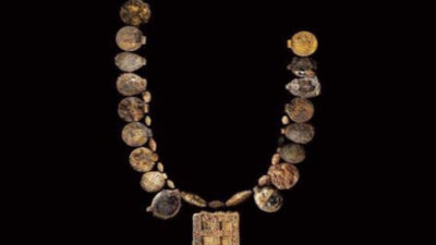 Kalung Emas dan Permata Bermotif Salib, Berusia 1300 Tahun Milik Bangsawan Inggris Ditemukan