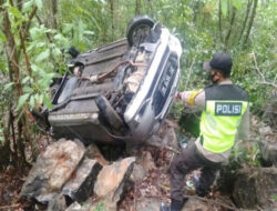 Mobil Pejabat Pemda Kolaka Utara Terperosok ke Jurang