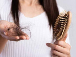 Rambut Rontok Bisa Jadi Tanda Gangguan Autoimun
