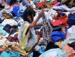 Masih Banyak Orang Indonesia yang Suka Buang-buang Baju