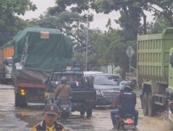 Terendam Banjir, Arus Lalu Lintas di Jalur Pantura Pati Tersendat