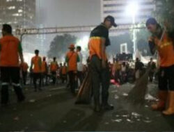DLH DKI Jakarta Terjunkan 3.180 Petugas Kebersihan saat Malam Tahun Baru