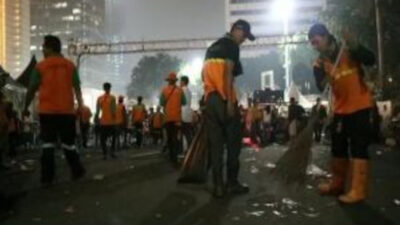 DLH DKI Jakarta Terjunkan 3.180 Petugas Kebersihan saat Malam Tahun Baru
