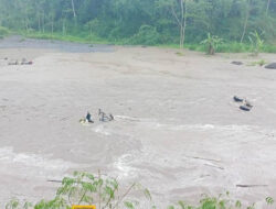 Saat Bermanuver, Tiga Jip Wisata Lereng Merapi Terjebak Banjir