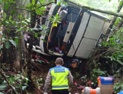 Bus Pariwisata Terjun ke Jurang di Magetan, 7 Orang Tewas