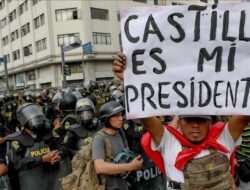Polisi Bubarkan Ribuan Demonstran Blokade Bandara di Peru