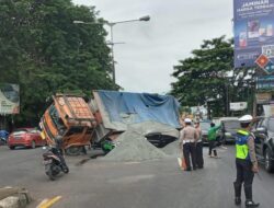 Mobil Pajero Tertimpa Truk Bermuatan Pasir di Cibubur
