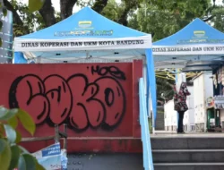 Sepasang Muda Mudi Berbuat Mesum di Teras Cihampelas Bandung