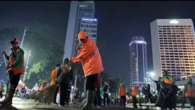 DLH DKI Terjunkan Ribuan Pasukan Orange Bersihkan Sampah Perayaan Tahun Baru