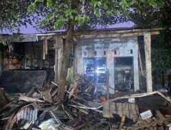 Rumah Pembunuh Bocah di Makassar Digeruduk, Dilempari dan Dihancurkan Massa