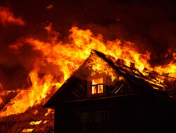 75 Petugas Damkar Dikerahkan untuk Padamkan Rumah di Pademangan Barat yang Kebakaran