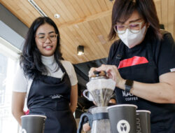 Buka Peluang Kreativitas, Harper MT Haryono dan Maxx Coffee Indonesia Gelar Manual Brewing Barista Workshop