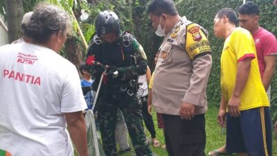 Seorang TNI Tersangkut Dirumah Warga saat Lakukan Terjun Payung