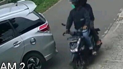 Aksi Dua Pelaku Buka Pintu Mobil dan Curi Tas Berisi Barang Berharga