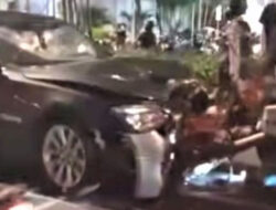 BMW Lawan Arah di Jaksel Tabrak Pemotor hingga Tewas