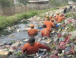 Tim Biawak Mulai Bersihkan Sampah dari Kali Pisangan Bekasi