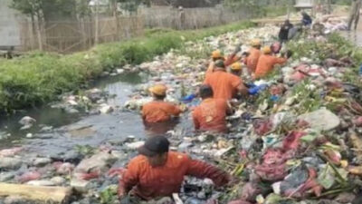 Tim Biawak Mulai Bersihkan Sampah dari Kali Pisangan Bekasi