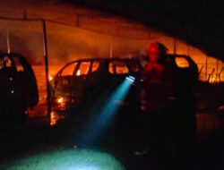 8 Mobil Hangus Terbakar di Dalam Bengkel di Bali