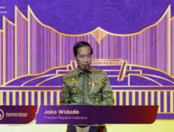 Presiden Jokowi Minta OJK Lebih Intensif Awasi Investasi dan Pinjol