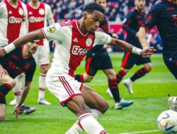 Jurrien Timber Memberi Pilihan Cabut dari Ajax di Akhir Musim
