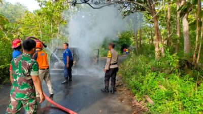 Mobil Toyota Avanza Hangus Terbakar di Gunungkidul