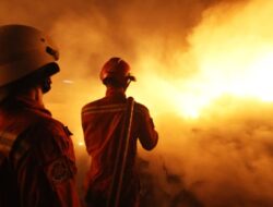 40 Jam Lebih Api Membakar Pabrik Plastik di Bantargebang