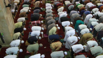 Masyarakat Diminta Tetap Pakai Masker Saat Tarawih di Masjid