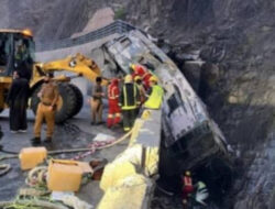 Bus Rombongan Umroh Tabrak Jembatan Dan Terbakar Di Aqaba Shaar Arab Saudi