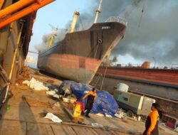 Kebakaran Kapal Kargo Berisi 7 Ton BBM di Surabaya