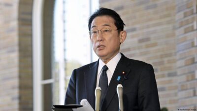 Perdana Menteri Jepang Dilempari Bom Asap Saat Berpidato