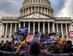 Pendukung dan Penentang Trump Langsung Berhadapan Di Depan Gedung Pengadilan