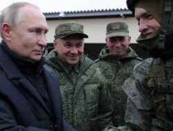 Vladimir Putin Kunjungi Pasukannya di Ukraina