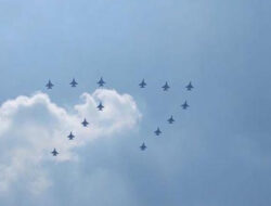 Keren, 14 Pesawat Tempur Bentuk Formasi 77 di Langit Jakarta