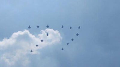 Keren, 14 Pesawat Tempur Bentuk Formasi 77 di Langit Jakarta