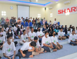 Sharp Ajak Siswa SMAN 8 Surakarta Daur Ulang Sampah Plastik
